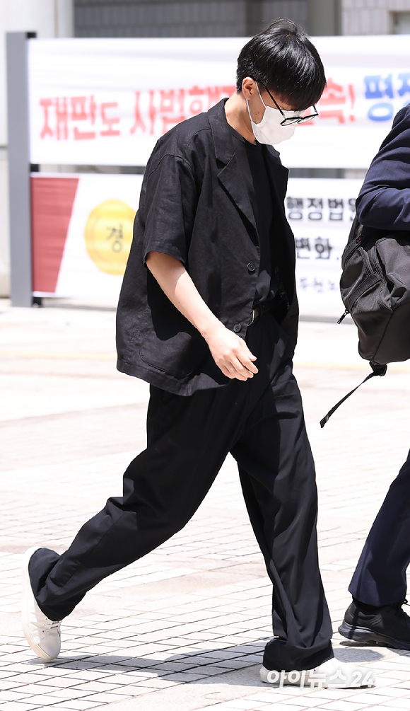 아이돌그룹 NCT 출신 태일(본명 문태일)이 지난 6월 18일 서울중앙지법에서 열린 태일 등 총 3명의 성폭력 범죄의 처벌 등에 관한 특례법 위반(특수준강간) 혐의 첫 공판을 마치고 법원을 나서고 있다. [사진=정소희 기자]