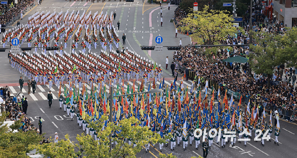 건군 76주년 국군의 날 기념행사가 1일 오후 서울 중구 광화문 거리 일대에서 진행되는 가운데 행진을 하고 있다. [사진=곽영래 기자]