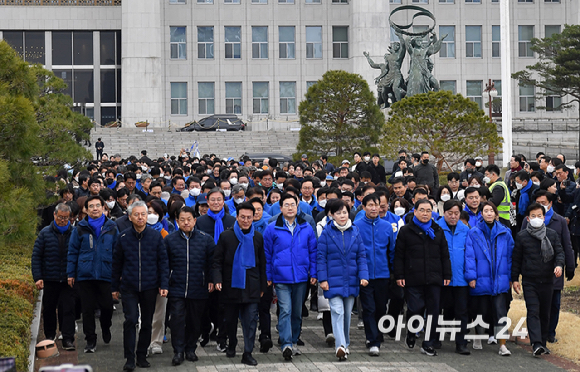 윤석열 대통령 파면 촉구 도보행진에 참가한 더불어민주당 의원들이 12일 서울 여의도 국회에서 광화문을 향해 출발하고 있다. [사진=곽영래 기자]