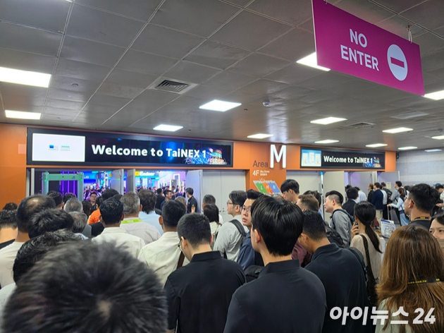 지난 3일 컴퓨텍스 2026 행사장에 입장하기 위해 많은 인파가 줄을 서고 있다. [사진=황세웅 기자]