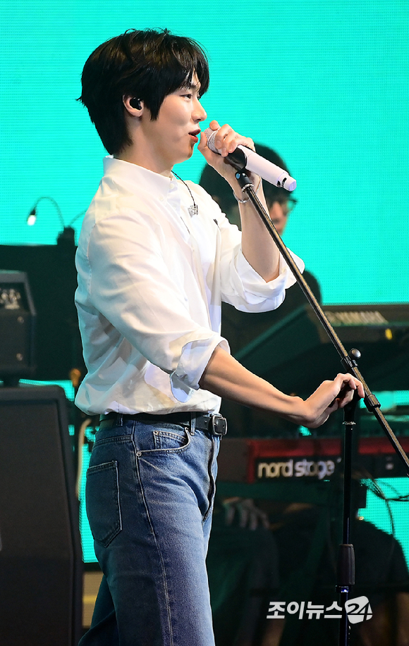 밴드 엔플라잉 이승협이 21일 오후 서울 송파구 잠실학생체육관에서 열린 '2026 JOY콘서트 - 보이스 오브 스프링(Voice of spring)'에서 멋진 무대를 선보이고 있다. [사진=정소희 기자]