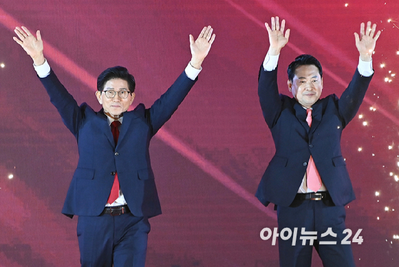 국민의힘 당 대표 선거 결선에 진출한 김문수&middot;장동혁 후보가 23일 서울 채널A 광화문 스튜디오에서 열린 방송토론회에서 기념촬영을 하고 있다.[국회사진기자단] [사진=연합뉴스]