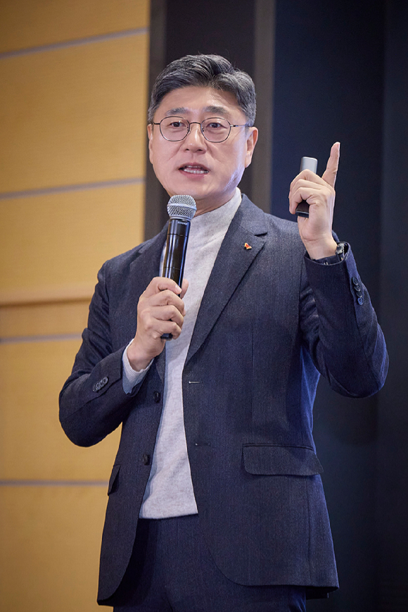 정재헌 SK텔레콤 대표가 16일 서울 을지로 본사 수펙스홀에서 구성원을 대상으로 취임 후 첫 타운홀을 열고, 단단한 MNO(이동통신 사업)와 미래 핵심인 AI 사업의 빠른 진화를 위한 전사 혁신 방향을 발표했다. [사진=SKT]