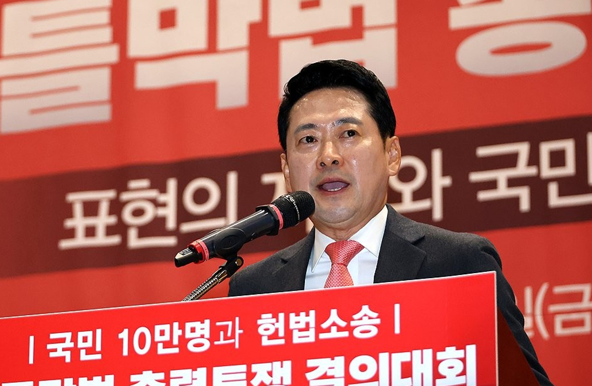 명태균 여론조사비 대납 의혹으로 재판에 넘겨진 오세훈 서울시장이 23일 오후 서울 서초구 서울고등법원에서 열린 정치자금법 위반 혐의 항소심 선고기일에서 무죄 판결을 받고 관련 입장을 밝히고 있다. [사진=곽영래 기자]