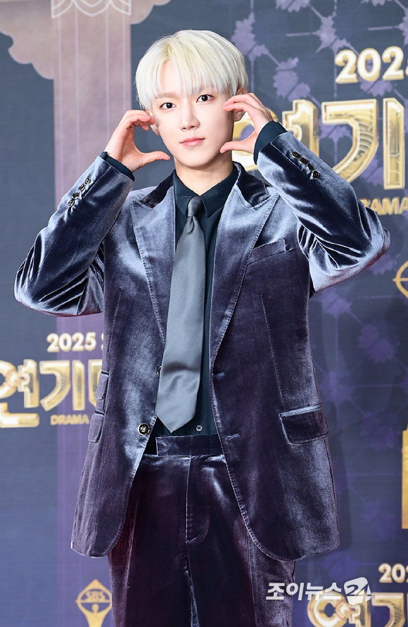 '사계의 봄' 배우 하유준(AxMxP)이 31일 오후 서울 마포구 상암동 SBS 프리즘타워에서 열린&nbsp;2025 SBS 연기대상&nbsp;레드카펫 행사에 참석하고 있다. [사진=정소희 기자]