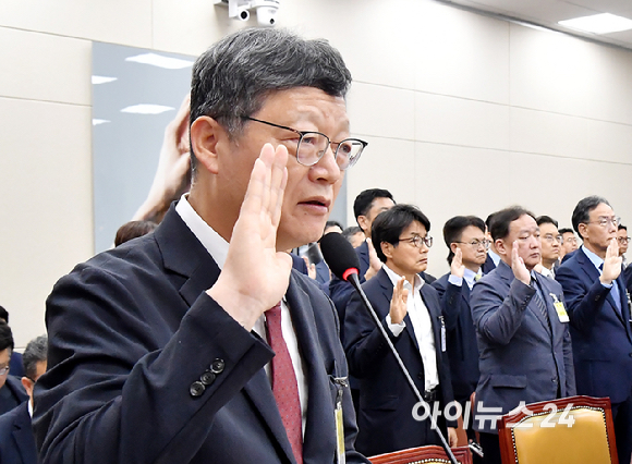 김유열 EBS 사장이 16일 서울 여의도 국회 과학기술정보방송통신위원회에서 열린 KBS&middot;EBS&middot;방송문화진흥회&middot;시청자미디어재단 등에 대한 국정감사에서 증인 선서를 하고 있다. [사진=곽영래 기자]