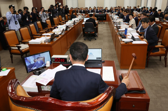 지난 7일 오전 서울 여의도 국회에서 열린 행정안전위원회의 행정안전부 등에 대한 국정감사에서 국민의힘 의원들이 대통령 관저 불법증축 및 구조 공사 관련 증인으로 채택된 김태영, 이승만 21그램 대표에 대한 동행명령장 발부의 건 의결에 반발해 퇴장한 가운데 신정훈 위원장이 안건을 처리하고 있다. 2024.10.07.  [사진=뉴시스]