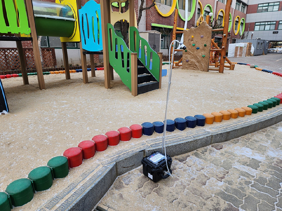 서울시 보건환경연구원이 지난해 학교, 재건축 사업장 등 31개소에 대한 공기 중 석면 수치를 검사한 결과 모두 기준치 이내로 안전한 상태임을 확인했다. 사진은 서울 모 초등학교에서 공기 중 석면 수치를 측정하는 모습. [사진=서울시]