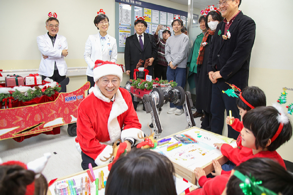 배경훈 부총리 겸 과학기술정보통신부 장관이 24일 크리스마스 이브를 맞이해 원자력병원과 직장 어린이집을 방문했다. 사진은 배 부총리가 직장 어린이집 원아들에게 선물을 주는 모습.[사진=과기정통부]
