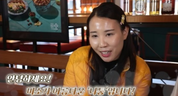 먹방 크리에이터 쯔양의 방송에 필리핀 여성 흉내를 내는 개그맨 김지영이 출연해 논란을 빚었다.