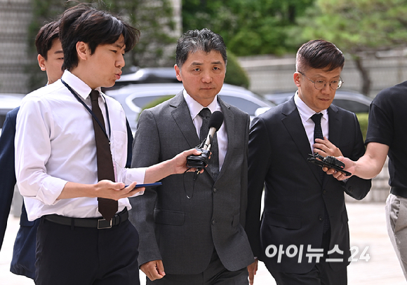 SM엔터테인먼트 시세조종 혐의로 1심에서 무죄를 선고받은 김범수 카카오 미래이니셔티브센터장이 24일 오후 서울고등법원에서 열린 항소심 1차 공판에 출석하고 있다. [사진=곽영래 기자]