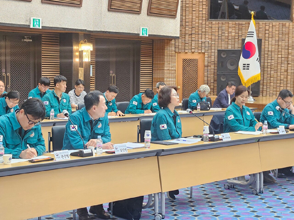 이미라 산림청 차장(왼쪽 앞줄에서 세번째)이 30일 '제15차 소나무재선충병 방제 대책회의'를 하고 있다. [사진=산림청]