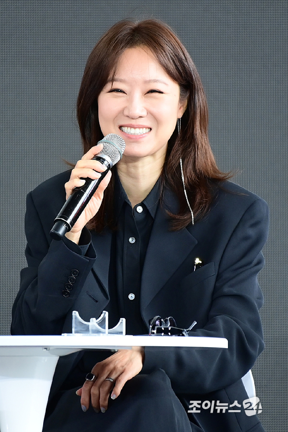 배우 공효진이 19일 오전 부산광역시 해운대구 우동 영화의 전당에서 열린 제30회 부산국제영화제(BIFF) '윗집 사람들' 오픈토크 행사에 참석하고 있다. [사진=정소희 기자]