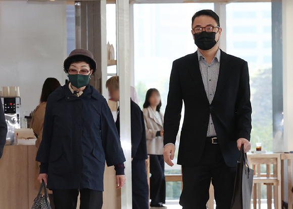 자본시장과 금융투자업에 관한 법률 위반, 정치자금법 위반, 특정범죄 가중처벌 등에 관한 법률 위반(알선수재) 등의 혐의를 받는 윤석열 전 대통령 부인 김건희 씨가 지난해 8월 12일 오전 서울 서초구 서울중앙지법에서 열린 구속 전 피의자 심문(영장실질심사)에 출석하고 있다. [사진=사진공동취재단]