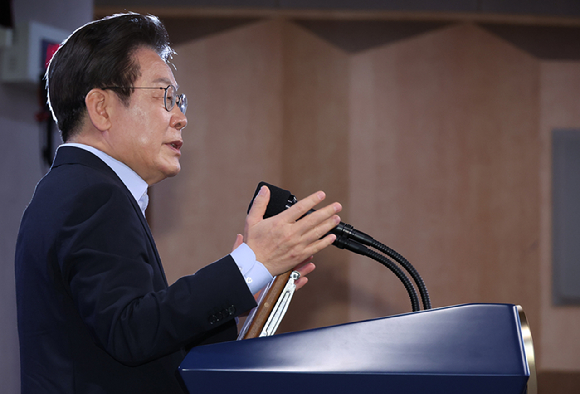 이재명 대통령이 31일 정부서울청사에서 '국민주권시대, 공직자의 길'을 주제로 고위공직자 특별 강연을 하고 있다. 2025.7.31 [사진=연합뉴스]