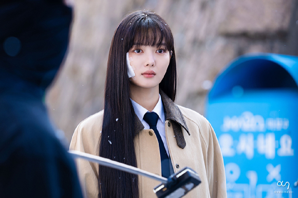 배우 김유정이 티빙 오리지널 '친애하는 X'에서 열연하고 있다. [사진=어썸이엔티]