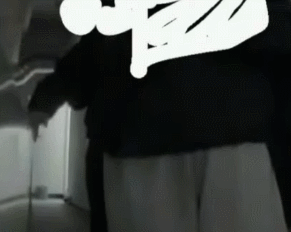 지난 1월 3일 제주에서 주차된 테슬라 차량을 담배로 훼손한 장면이 블랙박스에 찍혔다. [사진=보배드림 캡처]