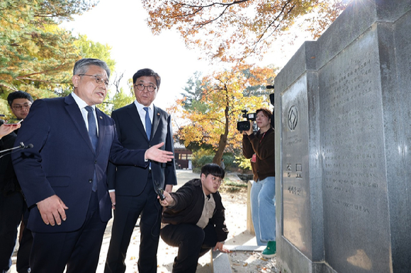 세운상가에서 본 종묘 공원과 종묘 [사진=연합뉴스]