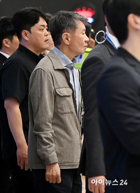 정몽규 대한축구협회장이 30일 오전 인천공항 제2 터미널을 통해 귀국하고 있다. [사진=곽영래 기자]