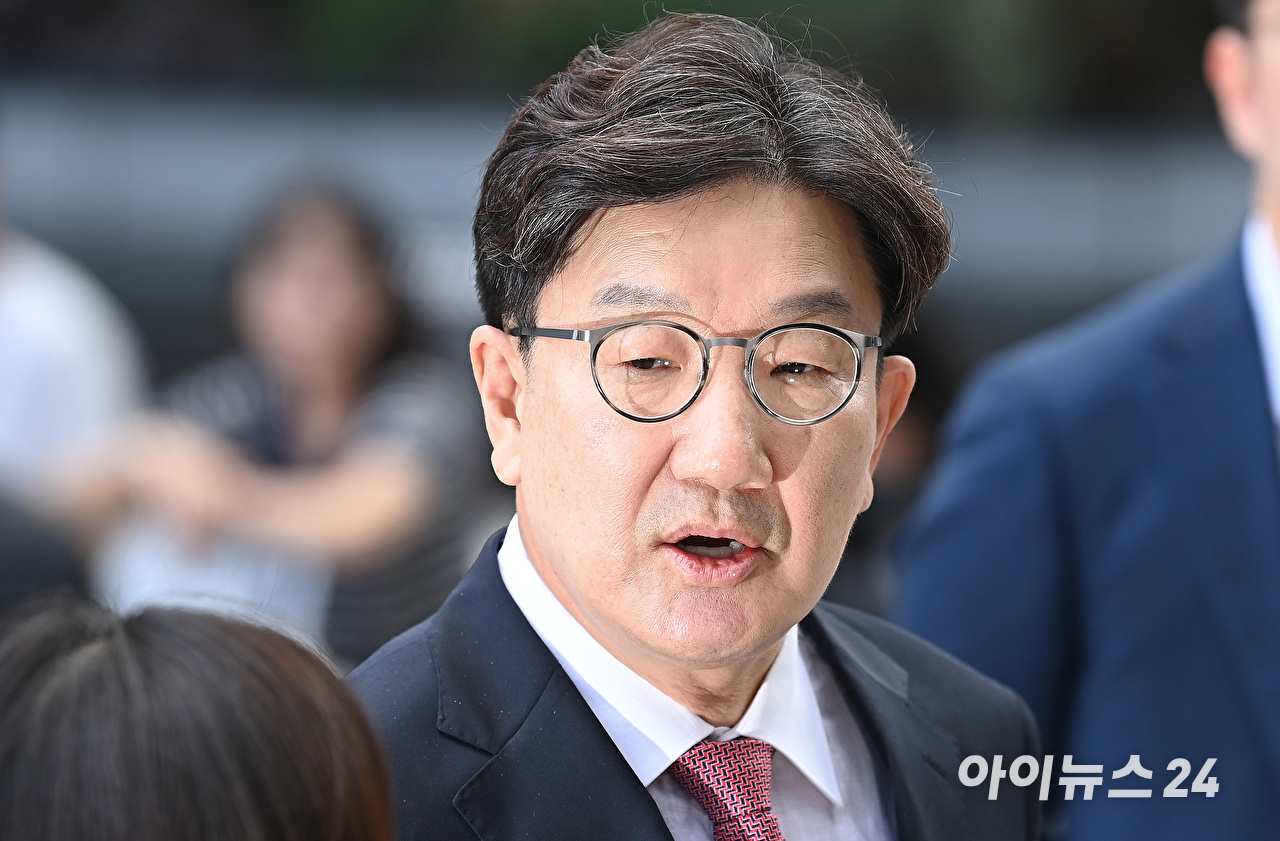 권성동 국민의힘 의원이 27일 오전 서울 종로구에 마련된 김건희 특검팀(특별검사 민중기) 사무실로 통일교 부정 청탁 의혹 관련 조사를 받기 위해 출석하고 있다. [사진=곽영래 기자]