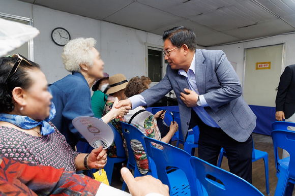 박강수 마포구청장이 더운 여름을 나고 있는 어르신들을 찾아 건강과 안부를 살피고 있다. [사진=마포구]