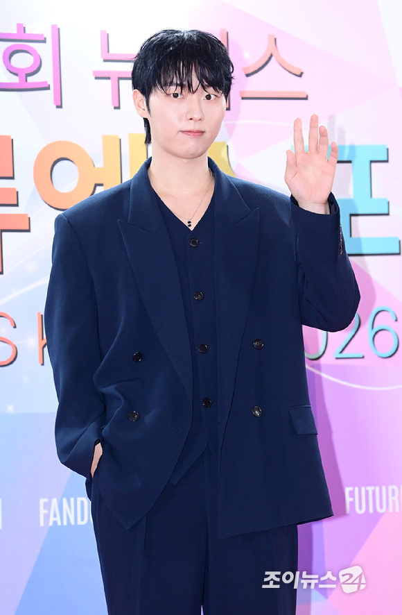 [포토] 최현욱, 한류스타 손인사