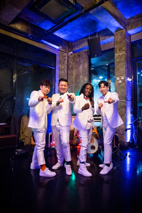 그룹 떼게레(TEKER&Eacute;)가 오는 18일 서아프리카 전통 음악 담은 데뷔앨범 'ON Y VA'을 발매한다. [사진=TEKER&Eacute;]