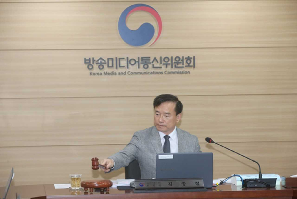 김종철 방송미디어통신위원장이 15일 정부과천청사에서 2026년 제10차 전체회의를 진행하고 있다. [사진=방미통위]