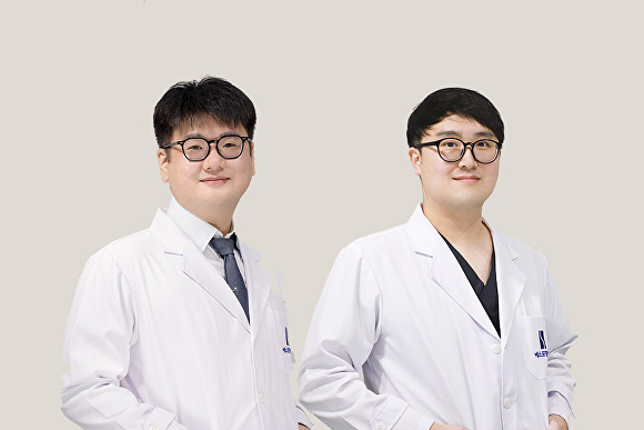 곽병철 신경과 진료과장(왼쪽), 김종빈 혈관외과 진료과장. [사진=에스포항병원]