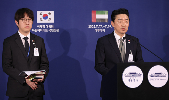 강훈식 대통령비서실장이 18일 아랍에미리트(UAE) 아부다비 한 호텔의 한국프레스센터에서 이재명 대통령 전략경제협력 특사 성과 관련 브리핑을 하고 있다. 왼쪽은 하정우 AI미래기획수석. 2025.11.18 [사진=연합뉴스]