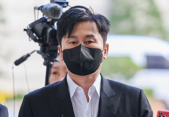 가수 비아이의 마약 혐의 수사 무마를 위해 제보자를 협박한 혐의로 재판에 넘겨진 양현석 전 YG엔터테인먼트 대표가 지난 2023년 11월 8일 오후 서초구 서울고등법원에서 열린 항소심 선고 공판에 출석하기 위해 법정으로 향하고 있다. [사진=연합뉴스]