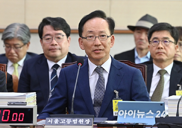 김대웅 서울고등법원장이 20일 서울 여의도 국회 법제사법위원회에서 열린 서울고법&middot;서울중앙지법 등에 대한 국정감사에서 질의에 답변하고 있다.[사진=곽영래 기자]