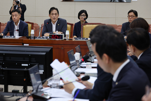 김태규 방송통신위원장 직무대행이 14일 오전 서울 여의도 국회에서 열린 과학기술정보방송통신위원회 전체회의 불법적 방문진 이사 선임 등 방송장악 관련 2차 청문회에서 의원들의 질의에 답하고 있다. 2024.08.14. [사진=뉴시스]