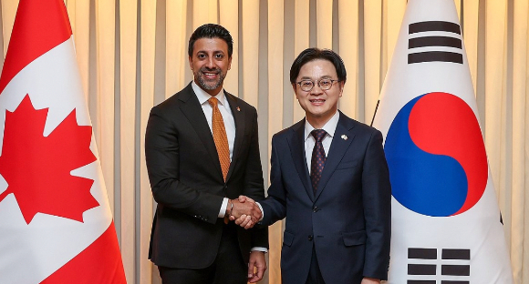 김정관 산업통상부 장관이 31일 서울 중구 롯데호텔에서 마닌더 시두 캐나다 국제통상부 장관과 기념 촬영하고 있다. [사진=산업통상부/연합뉴스]