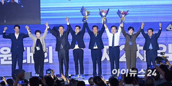 정청래 더불어민주당 신임 대표가 2일 경기 고양시 킨텍스에서 열린 제2차 임시전국당원대회에서 지도부와 기념 촬영을 하고 있다. [사진=곽영래 기자]