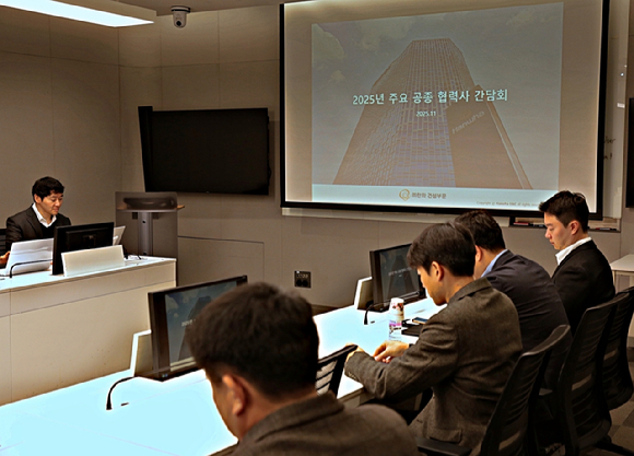 박상효 한화 건설부문 외주상생혁신팀 과장이 공종별 협력사 간담회를 진행하고 있다. [사진=한화 건설부문]