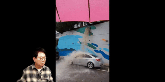 지난 8월 17일 아침 6시께 경남 거제시 옥포동 한 아파트 옹벽 아래 주차장에 있던 은색 세단이 폭우로 인해 옹벽에서 쏟아져 나온 물로 침수 피해를 입는 사고가 발생했다. 영상은 유튜브 채널 '한문철TV' 캡처. [사진=유튜브 '한문철TV']
