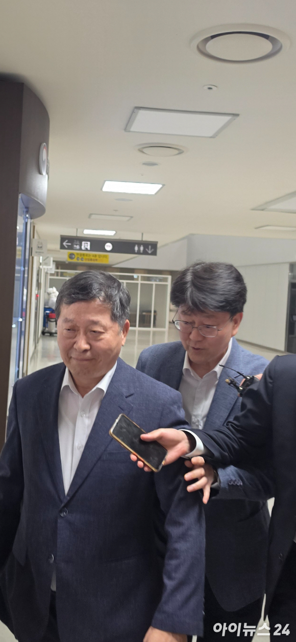 여명구(왼쪽부터) 삼성전자 DS부문 피플팀장 부사장, 최승호 삼성그룹 초기업노동조합 삼성전자지부(초기업노조) 위원장, 박수근 중앙노동위원회 위원장. [사진=황세웅 권서아 기자]