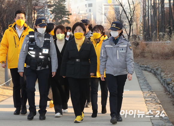 심상정 정의당 대선 후보가 27일 서울 마포구 연남파출소를 방문해 여성경찰관과 함께 도보순찰을 하고 있다. [사진=국회사진취재단]