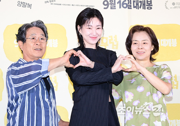 배우 기주봉-하윤경-양말복이 1일 오후 서울 CGV 용산 아이파크몰에서 열린 영화 '철들 무렵'(감독 정승오) 언론시사회에 참석하고 있다. [사진=정소희 기자]