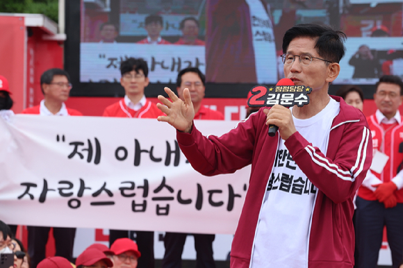 김문수 국민의힘 대선 후보가 2일 제주시 동문로터리에서 유세를 하고 있다. [사진=연합뉴스]