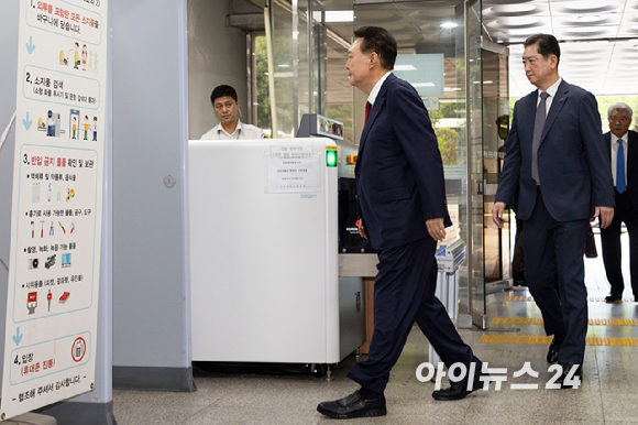 12·3 비상계엄과 관련해 특검의 수사를 받는 윤석열 전 대통령이 두 번째 구속 전 피의자 심문(영장실질심사)을 받기 위해 9일 오후 서울 서초구 중앙지법으로 출석하고 있다. [사진=사진공동취재단]