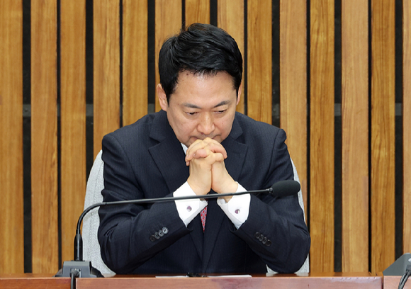 국민의힘 장동혁 대표가 11일 국회에서 열린 지역발전 인재 영입 환영식에서 잠시 생각에 잠겨 있다. 2026.3.11 [사진=연합뉴스]