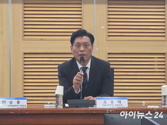 18일 국회 의원회관에서 열린 '게임산업법 전면개정안, 무슨 내용을 담았나?' 토론회에서 참석자들이 기념촬영을 하고 있다. [사진=박정민 기자]