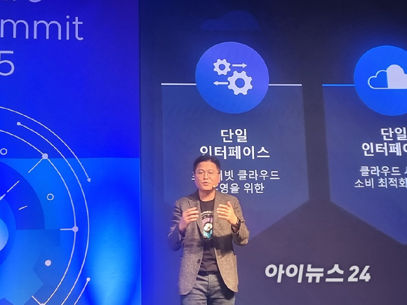 크리스 울프 브로드컴 VCF 부문 AI 및 Advanced Services 글로벌 총괄이 4일 서울 삼성동 웨스틴 서울 파르나스에서 열린 'VM웨어 테크 서밋 2025'에서 기조연설을 하고 있다. [사진=윤소진 기자]