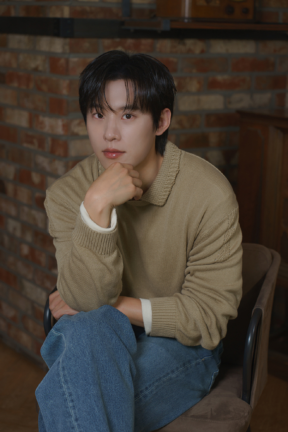 '골드랜드'에 출연한 배우 김성철이 인터뷰에 앞서 사진 촬영을 하고 있다. [사진=월트디즈니 컴퍼니 코리아]