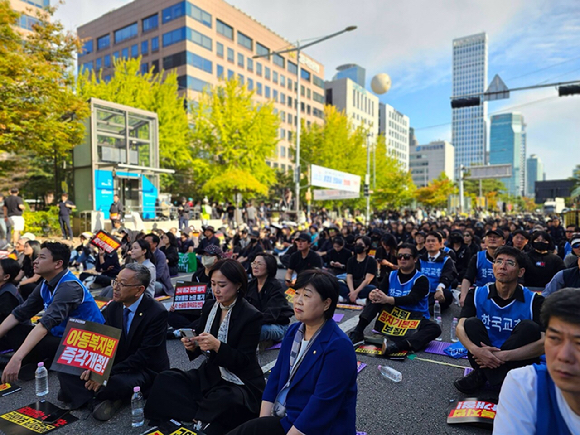 더불어민주당 서영교 의원이 9일 한국교원단체총연합회(교총)와 교사노동조합연맹(교사노조), 전국교직원노동조합(전교조) 등 교원 3단체가 국회 앞에서 개최한 집회에 참석했다. [사진=연합뉴스]