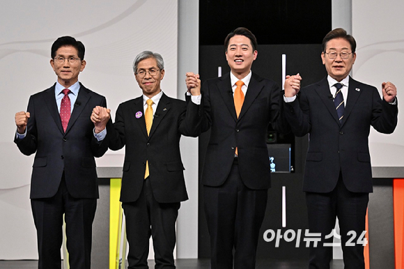 더불어민주당 이재명 대선 후보가 23일 경남 김해시 진영읍 봉하마을을 방문해 노무현 전 대통령 묘역 참배 및 헌화를 마친 뒤 눈물을 훔치고 있다. 2025.5.23 [공동취재] [사진=연합뉴스]