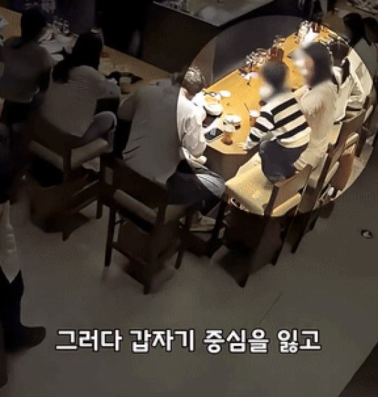 식당에서 의자에 위험하게 서려다 넘어질 뻔한 남자아이를 극적으로 구한 식당 직원의 영상이 누리꾼들 사이에서 화제가 되고 있다. 영상은 사회관계망서비스(SNS) 캡처. [영상=X@k-wow]