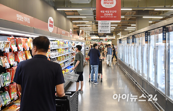 임시 휴업에 들어갔던 홈플러스가 재개장한 13일 오전 서울 홈플러스 강서점에서 시민들이 물건을 구매하고 있다. [사진=곽영래 기자]
